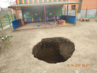 В детском садике Таганрога в грунте образовалась огромная яма