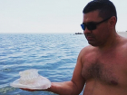 Житель Ростовской области поймал в Таганрогском заливе гигантскую медузу