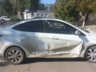 В Азове полицейский на «Хендай Солярис» врезался в припаркованный грузовик