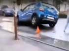 Асфальт разверзся и поглотил движущуюся по дороге иномарку в Ростове на видео