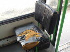 Кошмарный автобус с "убитыми" сиденьями и разбитым стеклом перевозит ростовчан