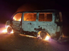 Жуткий огонь за 10 минут уничтожил микроавтобус «Фольксваген» в Ростовской области