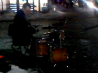 "С огоньком" играющий барабанщик порадовал горожан на видео в центре Ростова
