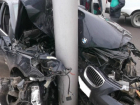 Мчавшийся на бешеной скорости BMW расшибся о внедорожник и улетел в столб в центре Ростова