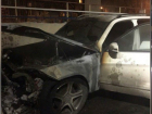 Жутким пожаром уничтожен  Mercedes-Benz на улице Варфоломеева в Ростове