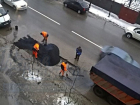 В Ростове упорно продолжают зимой класть асфальт в грязные лужи 
