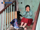 «Она не одуванчик»: в Ростове старушка с синдромом Плюшкина завалила многоэтажный дом мусором и спит в подъезде