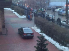Полиция проверяет законность парковки автомобиля ректора ДГТУ на тротуаре перед зданием РГСУ