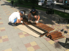 Изуродованные вандалами лавочки в центре Ростова пообещали заменить к концу июля