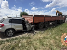 В полдень пожилой водитель иномарки влетел в КамАЗ и погиб в ДТП на донской трассе