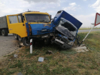 Мужчина погиб в ДТП с двумя грузовиками в Ростовской области