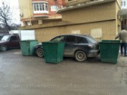 В Ростове водитель мусоровоза наказал легковушку за неправильную парковку