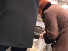 Возмутительную фасовку женщиной арахиса в "Ашане" снял на видео житель Ростова
