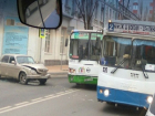 Водитель "Волги" спровоцировал ДТП с троллейбусом и автобусом в Ростове