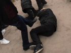 Хулиганы до полусмерти избили прохожего и бросили его посреди улицы в Ростове