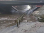 В Батайске два дня остается затопленной дорога  после аварии на водопроводе  