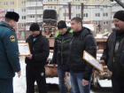 В Ростове-на-Дону наградили тракториста, спасшего из огня женщин и детей