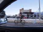 Ростовчанин в шапке Деда Мороза «рассекает» на велосипеде и с голым торсом