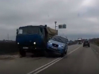 Опасное сближение «торопливой» иномарки с грузовиком на трассе под Ростовом испугало автомобилистов на видео