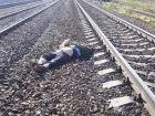 Выскочивший наперерез грузовому поезду молодой мужчина погиб на железной дороге под Ростовом