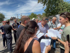 В Батайске пострадавшим жителям разрешили забрать свои вещи из сгоревшего дома