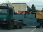 Сбежавший от собственного грузовика прицеп перекрыл оживленную улицу в Ростове	