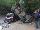 В жуткой аварии автомобиль летел и корежил припаркованные машины в центре Ростова