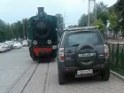 Автохамки без раздумий перекрыли путь детскому поезду в Ростове