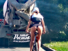 Велосипедистка в откровенных шортах снова проехала по Ростову