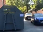 Жестокий ультиматум автомобилистам от суровых мусорщиков во дворе Ростова попал на видео