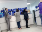 Попытка разъяренной жительницы Ростова со скандалом забрать посылку в отделении "Почты России" попала на видео