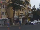 Прыгающие под колеса «бессмертные» пешеходы взбесили ростовских автолюбителей на видео