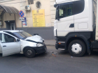 "Утренний поцелуй" Renault  и грузовика удивил горожан в центре Ростова 