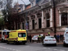 В центре Ростова легковушка врезалась на скорости в старинный особняк