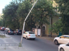 Опасно нависший над дорогой «пьяный фонарь» пугает автомобилистов и прохожих в Ростове