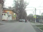 Опасный маневр водителя на зебре с «психами»-пешеходами в Ростовской области попал на видео