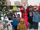 Обманутые дольщики ЖК «Европейский» вместе с детьми устроили новогоднюю акцию протеста в Ростове