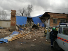 В Сальске рухнула стена здания, два человека могут быть под завалами