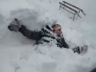 Откопавшийся из сугроба «снежный человек» бросил «ритуальный клич» весне в Ростове на видео