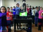 Уморительный танец в поддержку героя шоу «Ты супер!» из Ростовской области сняли на видео школьники Грузии