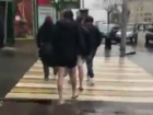 Компания парней «без штанов» в центре Ростова рассмешила грубых горожанок и попала на видео