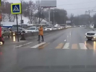 Испуганного пешехода в Ростове чуть на задавил автохам прямо на "зебре"