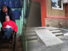 В Ростове инвалид-колясочник уже 4 года не может добиться установки пандуса