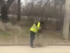 Возмутительная уборка дороги коммунальщиком в Ростове попала на видео