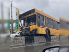 В Ростове на Малиновского пассажирский автобус влетел в отбойник