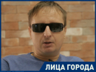 Скандал с вываливающейся грудью официантки довел до белого каления слепого барда из Ростовской области