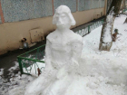 Снежный Дарт Вейдер облюбовал двор жилого дома на Нансена в Ростове