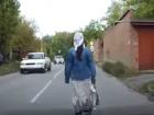 Возникшая на проезжей части в пятницу 13 «женщина из кошмара» вызвала страстные желания у ростовчан на видео
