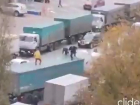 Прыгающий по движущимся фурам в Ростове мужчина попал на видео