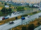 Осторожно плывущие по Левенцовке автомобили после легкого дождя в Ростове попали на видео